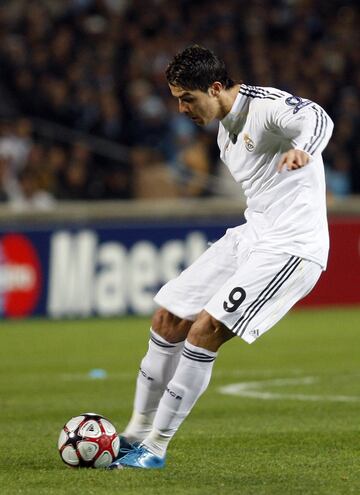 30/09/09 - En su primer año como madridista ya empezó a hacer goles que pasarán a la historia del jugador portugués. Este 'tomahawk' lo anotó frente al Olympique de Marsella en la Champions League en 2009.