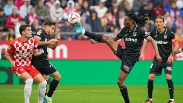 GIRONA, 02/11/2024.- El centrocampiista del Leganés Yvan Neyou (d) con el balón ante los jugadores del Girona durante el partido de la 12ª jornada de LaLiga que el Girona y el Leganés disputan este sábado en el estadio de Montilivi, en Girona. EFE/ David Borrat.