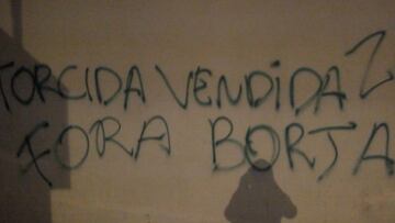 Mensaje de la hinchada de Palmeiras pidiendo la salida de Miguel Borja.