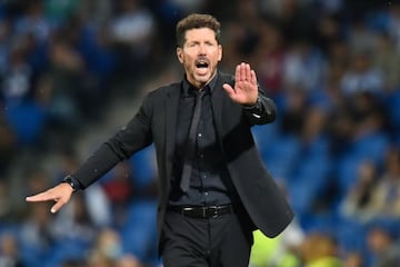 Simeone da instrucciones en un partido.