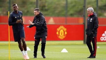 Mourinho sigue el entrenamiento de Paul Pogba.