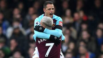 Javier Hernández celebra un gol con su compañero Marko Arnautović durante un partido del West Ham United.