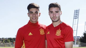 Ferran Torres y Abel Ruiz posan para AS.