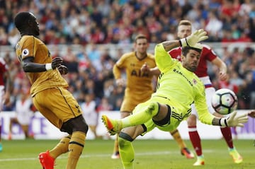 Víctor Valdés durante el partido.