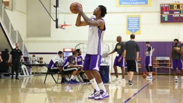 Nick Young, a Scott: "Los calvos no entienden de peinados"