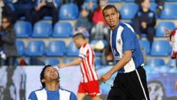 <b>PELEA. </b>Pulhac y Ulloa pugnan por un balón.