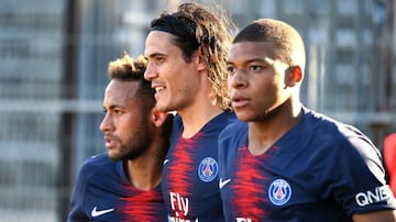 Cavani with PSG team mates Neymar and Mbappé.