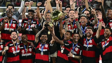 TOPSHOT - Flamengo players celebrate with the trophy after winning the title in a penalty shootout during the Carioca Championship Final football match between Fluminense and Flamengo at Maracana stadium in Rio de Janeiro, Brazil on March 8, 2026. (Photo by Pablo PORCIUNCULA / AFP)