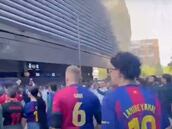 Hinchas del Barcelona y el Real Madrid se encuentran antes del Clásico y esto ocurre: ya es viral