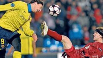 <b>PARTIDO BRAVO.  </b>La zaga rusa no se anduvo por las ramas en ningún balón dividido. Ibrahimovic cierra los ojos ante el defensor ruso.