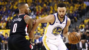 OAKLAND, CALIFORNIA - MAY 14: Stephen Curry #30 of the Golden State Warriors dribbles against Damian Lillard #0 of the Portland Trail Blazers during the first half in game one of the NBA Western Conference Finals at ORACLE Arena on May 14, 2019 in Oakland, California. Ezra Shaw/Getty Images/AFP
== FOR NEWSPAPERS, INTERNET, TELCOS & TELEVISION USE ONLY ==