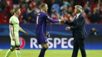 Manuel Pellegrini saluda a sus jugadores tras la victoria sobre Sevilla.