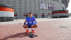 Marcos Llorente posa con su placa en el Wanda Metropolitano.