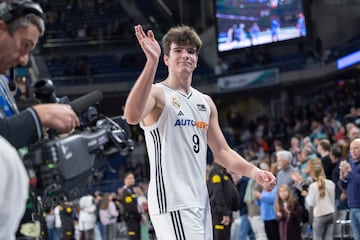 Hugo González, de 18 años, saluda a los aficionados tras su buen partido.