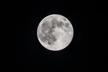 Entre este 7 y 8 de abril tiene lugar la Superluna rosa de abril. Es un fenómeno que hace que este satélite se vea un 14% más grande y un 29,2% más brillante. Esto ocurre  porque coincide con el momento de máximo acercamiento del satélite a la Tierra.
