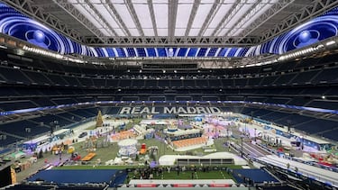 El Estadio Santiago Bernabéu se ha transformado en un pueblo mágico inmersivo dentro de lo que llaman "la bola de nieve más grande del mundo".