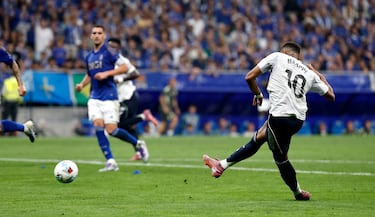 El delantero francés cruzó el balón al segundo palo, lejos de Aarón Escandell.
