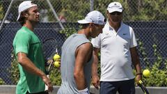 Rafa Nadal,  junto a sus entrenadores Toni Nadal y Carlos Moy&aacute; durante un entrenamiento previo a Wimbledon de 2017.