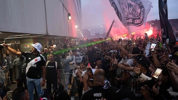 French footballer Dimitri Payet (L) arrives at the Galeao International Airport to be welcomed by thousands of supporters of his new team Vasco da Gama in Rio de Janeiro on August 16, 2023. (Photo by MAURO PIMENTEL / AFP)