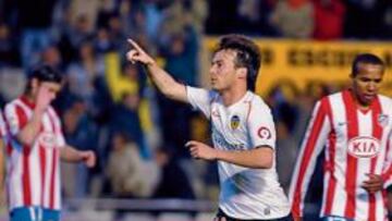 <b>VOLVIÓ COMO TITULAR Y DECIDIÓ. </b>Silva celebra su segundo gol, que culminó una gran actuación personal y puso el 3-1 que tumbó defi nitivamente al Atlético.