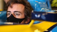 Fernando Alonso subido en el R25 en Abu Dhabi.