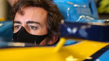 Fernando Alonso subido en el R25 en Abu Dhabi.