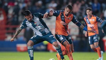 (L-R), Roberto de la Rosa of Pachuca and Emanuel Gularte of Puebla during the game Pachuca vs Puebla, corresponding to Round 01 of the Torneo Clausura 2023 of the Liga BBVA MX, at Hidalgo Stadium, on January 09, 2023.

<br><br>

(I-D), Roberto de la Rosa de Pachuca y Emanuel Gularte de Puebla  durante el partido Pachuca vs Puebla, Correspondiente a la Jornada 01 del Torneo Clausura 2023 de la Liga BBVA MX, en el Estadio Hidalgo, el 09 de Enero de 2023.