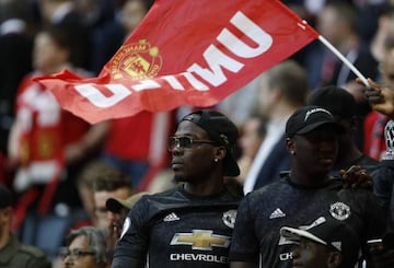 Mathias Pogba, viendo un partido del Manchester United.