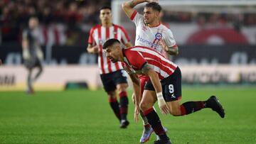 LA PLATA, ARGENTINA - MAY 11: Leandro Diaz of Estudiantes fights for the ball with Thiago Nuss of Argentinos Juniors during a quarterfinal match of Copa De la Liga 2022 between Estudiantes and Argentinos Juniors at Jorge Luis Hirschi Stadium on May 11, 2022 in La Plata, Argentina. (Photo by Gustavo Garello/Jam Media/Getty Images)