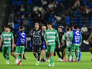 Jugadores del Club Santos Laguna después de un partido de la Leagues Cup.