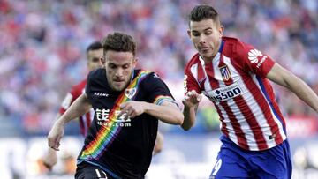 Lucas intenta arrebatarle un bal&oacute;n a Quini durante el pasado Atl&eacute;tico-Rayo Vallecano