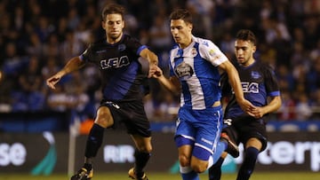 Fabian Schar, sacando el bal&oacute;n en el partido de LaLiga en Riazor ante el Alav&eacute;s.