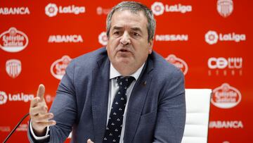 22/04/19  presentacion CD Lugo.-  El mister Eloy Jiménez, nuevo entrenador del club CD Lugo, equipo de segunda división, que actualmente esta en puestos de descenso, tuvo varios entrenadores en poco tiempo. Hoy durante la presentación en rueda de prensa en el estadio Angel Carro de Lugo. En la imagen Tino Saques, presidente del Club CD Lugo.