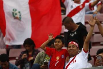 Hinchas de la seleccion peruana alientan a su equipo antes del partido valido por las clasificatorias al mundial de Rusia 2018 contra Chile disputado en el estadio Nacional de Santiago, Chile.