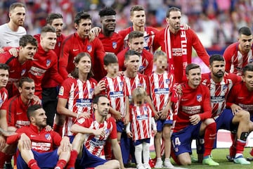 Torres posa por ¨²ltima vez con sus compa?eros de equipo.