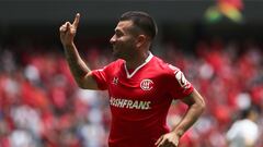 MEX641. TOLUCA (MÉXICO), 07/08/2022.- Jean Meneses (d), del Toluca, celebra después de anotar un gol ante Tijuana hoy, durante un partido por la jornada 7 del Torneo Apertura 2022 de la Liga MX, en el estadio Nemesio Diez, en Toluca, Estado de México (México). EFE/ Alex Cruz
