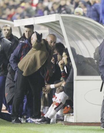 Paco Jémez y Lass Bangoura estuvieron a punto de llegar a las manos en el partido de Copa del Rey entre Rayo y Getafe. Todo ocurrió en el minuto 69, cuando Jémez decidió sustituir a Lass en lugar de Adrián Embarba. Al guineano no le gustó el cambio y le dijo algo a Jémez, además de pegarle un puñetazo al banquillo. Paco le indicó el camino de los vestuarios y Lass reaccionó de forma violenta. La seguridad privada del estadio y los jugadores rayistas tuvieron que intervenir para que el asunto no fuera a mayores.



