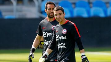 Futbol, entrenamiento de la seleccion chilena.
Los arqueros de la seleccion chilena Claudio Bravo, izquierda, y Cristopher Toselli son fotografiados durante el entrenamento en el estadio Avaia previo al comienzo de la Copa America Centenario en San Jose, Estados Unidos.
03/06/2016
Andres Pina/Photosport********

Football, Chilean national team training session.
Chile's goalkeeper Claudio Bravo, left, Cristopher Toselli are pictured during the training session at the Avaia stadium in San Jose, USA. Chile will beging hs participation in the Copa America Centenario next monday.
03/06/2016
Andres Pina/Photosport