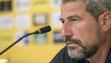 GRA301. LAS PALMAS DE GRAN CANARIA, 19/09/2017.- El entrenador de la UD Las Palmas, Manolo Márquez, ofrece una rueda de prensa en la que analiza el partido que su equipo disputa este miércoles contra el Sevilla en el Estadio Sánchez Pizjuán, el primero entre los dos clubes desde el fichaje de Vitolo por parte del Atlético de Madrid. EFE/Ángel Medina G.