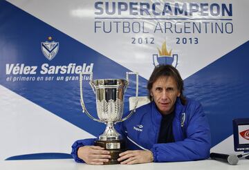 Ricardo Gareca, junto a una de las cuatro copas que consiguió en Vélez Sarsfield.