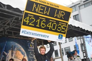 El patrón de barco francés Francois Gabart celebrando su llegada al final de su vuelta alrededor del mundo solo en Brest, oeste de Francia. Gabart rompió el récord mundial de la navegación individual más rápida del mundo, en 42 días, 16 horas, 40 minutos y 35 segundos. 