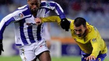 <b>LUCHA EXTREMA. </b>Samuel intenta parar de cualquier manera la potente zancada de Songoo ayer en el estadio de Anoeta.