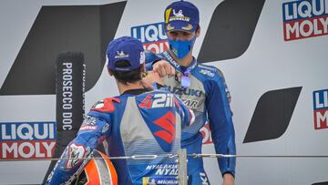 Rins y Mir en el podio.