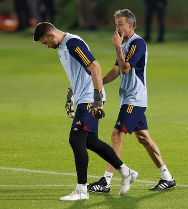 Luis Enrique junto al arquero Unai Simón.