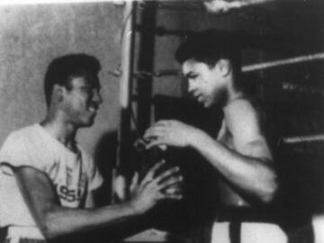 Ali comenzó en el boxeo a la edad de 12 años. 
 