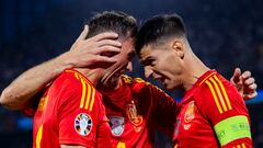 Alegría de Álvaro Morata y Laporte durante el duelo de la selección española ante Georgia.