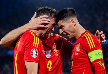Alegría de Álvaro Morata y Laporte durante el duelo de la selección española ante Georgia.