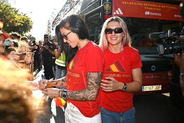 Alexia Putellas y Jennifer Hermoso atienden a las fans durante el recorrido del autobús descapotable de la Selección.