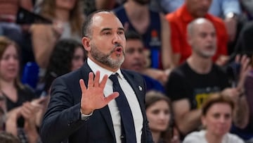BARCELONA, 06/04/2025.- El técnico del Real Madrid, Chus Mateo, durante el encuentro correspondiente a la fase regular de la Liga Endesa que disputan hoy domingo frente al Real Madrid en el Palau Blaugrana de Barcelona. EFE / Alejandro García.
