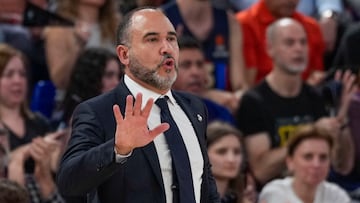 BARCELONA, 06/04/2025.- El técnico del Real Madrid, Chus Mateo, durante el encuentro correspondiente a la fase regular de la Liga Endesa que disputan hoy domingo frente al Real Madrid en el Palau Blaugrana de Barcelona. EFE / Alejandro García.